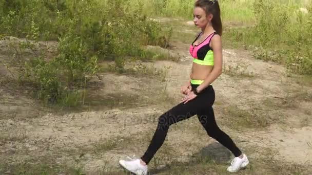 Jeune fille mince athlétique pratiquée à l'extérieur — Video