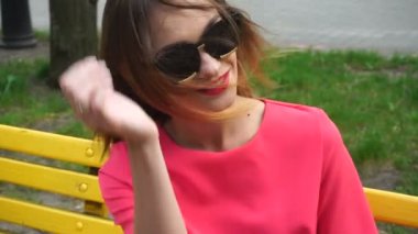 çekici genç kız kırmızı takım elbise ve güneş gözlüğü