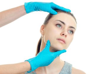 Yüz için kozmetik prosedürler için doktora gelen genç bir kız portresi