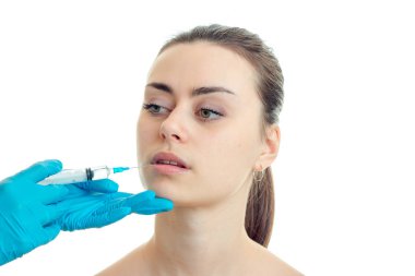 Portre eldivenli bir güzellik uzmanı adlı genç bir kızın onu dudaklarından ahmak yapar