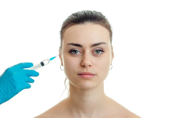 Dermatolog wstrzykuje szczepionki na twarzy młodej dziewczyny mają z zbliżenie — Zdjęcie stockowe