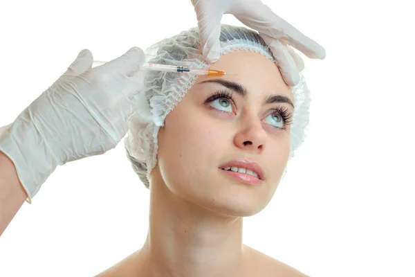 Cosmetólogo hace un pinchazo en la cara arruga chica aislada sobre un fondo blanco —  Fotos de Stock