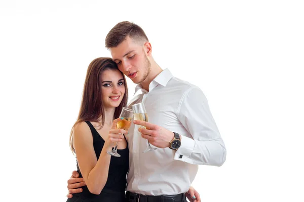 Chica atractiva y chico sonriendo abrazarse y sosteniendo copas de vino — Foto de Stock