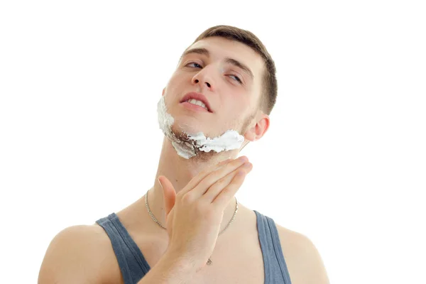 Retrato horizontal de un joven guapo con espuma en la cara que te afeita los ojos —  Fotos de Stock