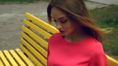 Kırmızı dudaklar çekici Bayan güneş gözlüğü takıyor