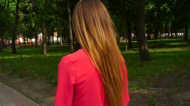 Genç kız döner kamera için büyüleyici ve gülümseyen