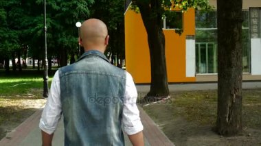 Denim giysileri moda genç adam sokakta yürüyor
