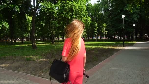 Seksi iş kadını güneş gözlüğü ve kameraya gülümseyen giyer — Stok video