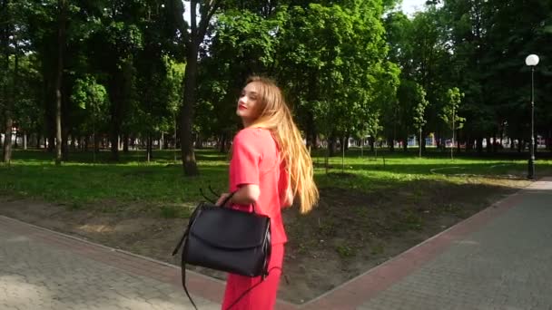 Fröhliche junge Geschäftsfrau dreht sich um und lächelt — Stockvideo