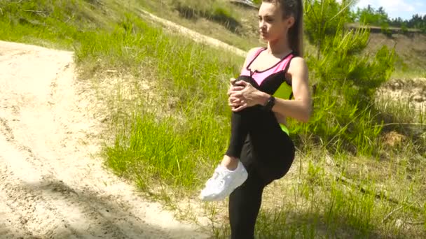 Encantadora loira atlética amassa os músculos antes do exercício — Vídeo de Stock