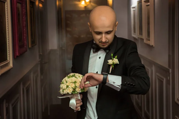 Elegante joven con un ramo de rosas —  Fotos de Stock