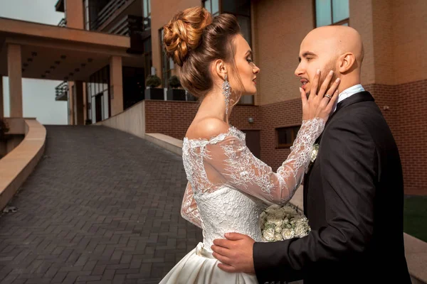 Retrato sensual de jovem belo casal casado em ternos de casamento na moda — Fotografia de Stock