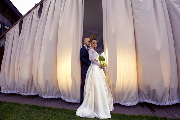 Beau jeune marié couple câlin — Photo