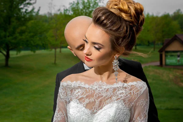 Zbliżenie na pięknym młodym małżeństwem pocałunki — Zdjęcie stockowe