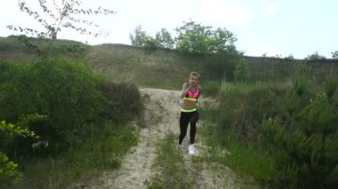 Spor açık havada tek tip eğitim büyüleyici genç sarışın kız