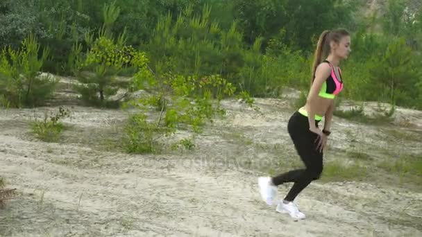 Joven hermosa dama en deportes uniforme de entrenamiento — Vídeo de stock