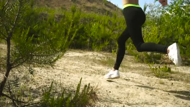 Mujer en uniforme deportivo practicando running — Vídeos de Stock