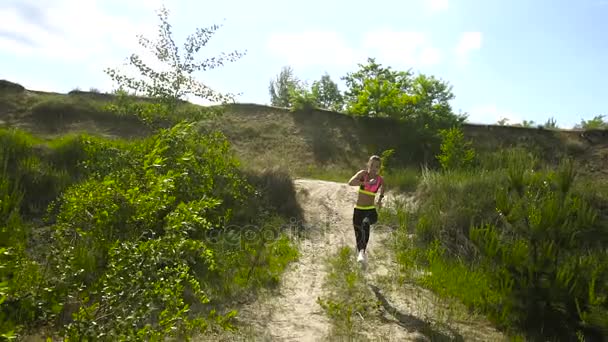 Schattige blonde sport vrouw in uniforme opleiding — Stockvideo