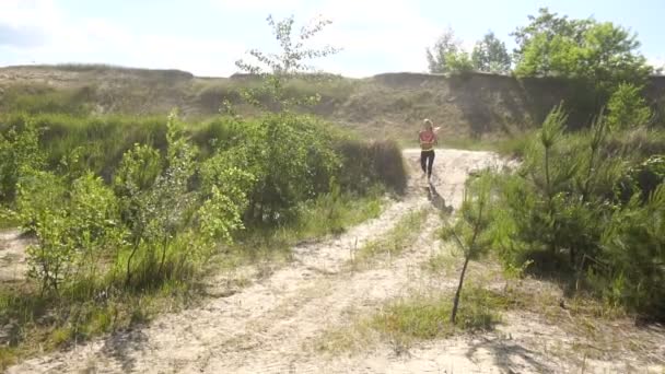 Ragazza sportiva in uniforme che pratica il salto all'aperto — Video Stock