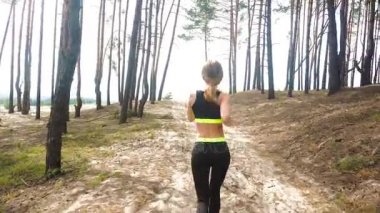 Etrafta dolanan ince genç sarışın Bayan