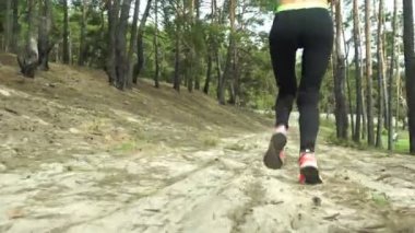 Spor açık havada tek tip çalışan ince genç kız