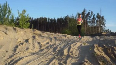 Spor açık havada tek tip çalışan atletik kadın