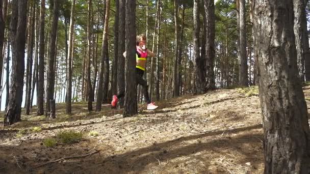 blonde sportive courant autour de la forêt 