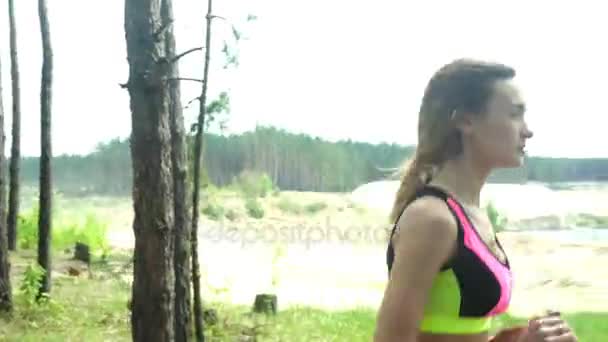 Gyönyörű szőke, gyakorlása, futás a szabadban — Stock videók