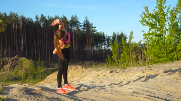 Giovane bella donna magra che pratica all'aperto su una sabbia — Video Stock