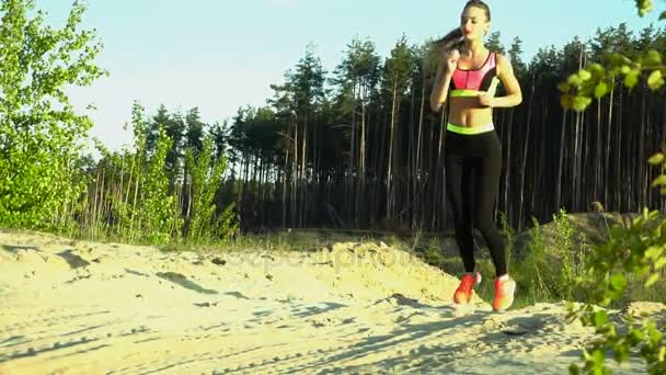 Hübsche junge Frau trainiert hart im Freien auf einem Sand — Stockvideo
