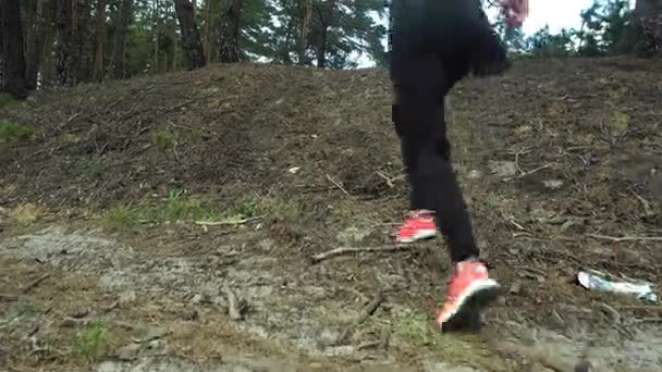 Junge athletische Mädchen üben im Wald — Stockvideo