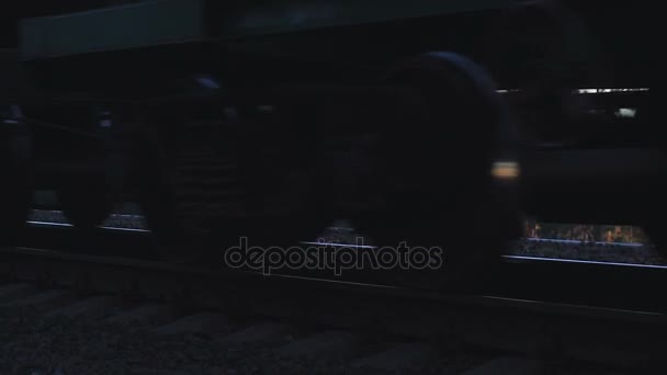 特写镜头的火车车轮和明亮的森林 — 图库视频影像