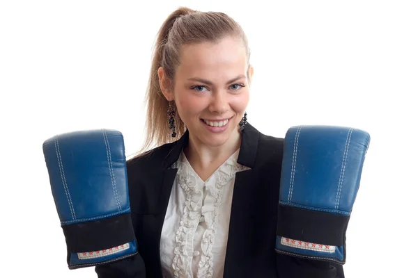 Un primer plano retrato sonriente belleza rubias en guantes de boxeo es — Foto de Stock