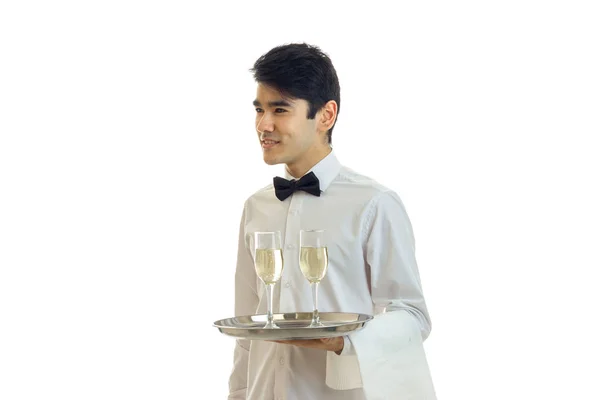 Όμορφο πουκάμισο σερβιτόρος κρατώντας ένα δίσκο, και κοιτάζει προς — Φωτογραφία Αρχείου
