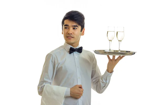 Atrakcyjne młody kelner w koszuli wywoływane w ręku tacę z okularami — Zdjęcie stockowe