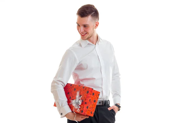 Glückliche Eleganz Mann in weißem Hemd mit Geschenkbox in den Händen lächelnd — Stockfoto