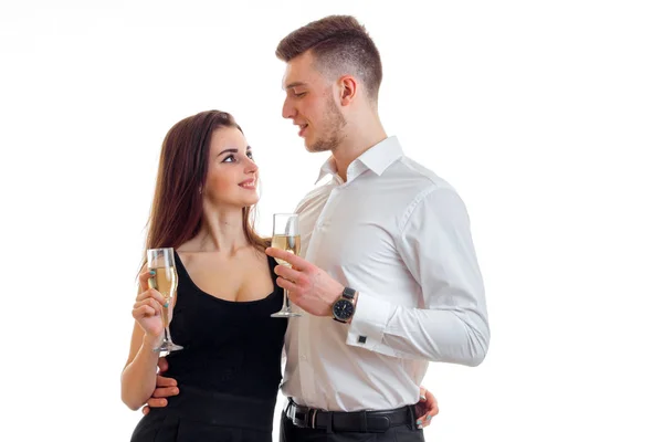 Sinnliches junges verliebtes Paar trinkt Champagner und lächelt einander zu — Stockfoto