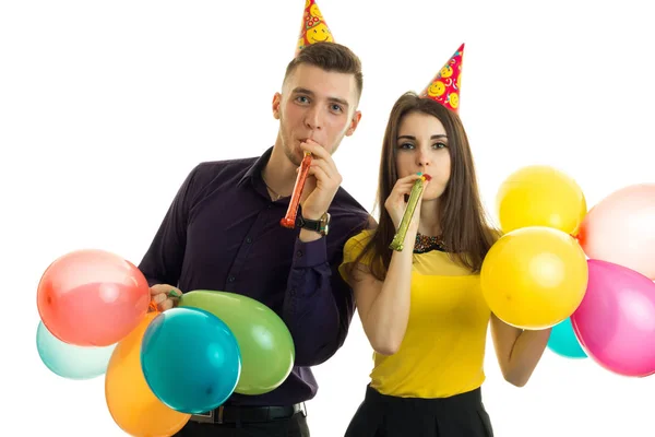 Jovem casal feliz com balões em mãos e chifres celebrar festa de aniversário — Fotografia de Stock