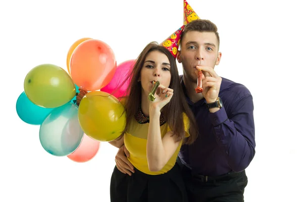 Jovem casal alegre com chifres e balões celebrar um aniversário — Fotografia de Stock