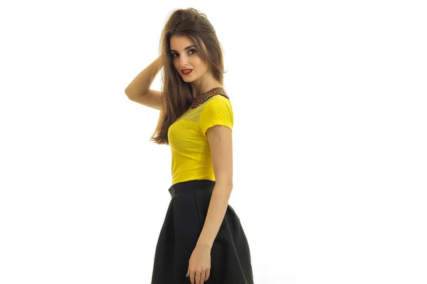 Mujer joven sexy en ropa amarilla y negra mirando a la cámara — Foto de Stock
