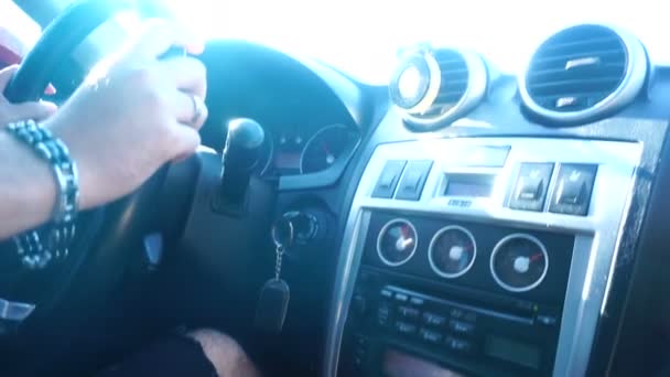 Homme monte sur la voiture — Video