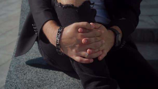 Homme enlève un bracelet avec des mains — Video