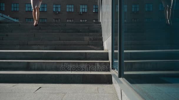 Seksikäs liike Lady tulossa alas portaita — kuvapankkivideo
