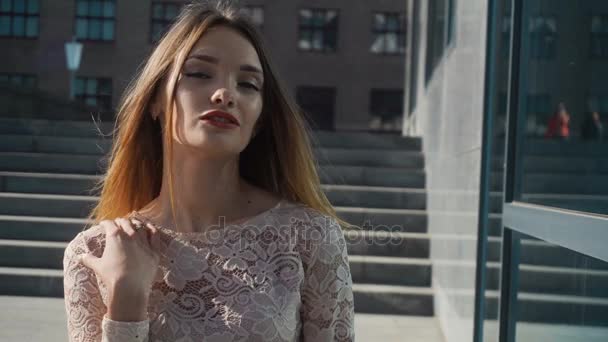 Glamour jeune femme blonde avec des lèvres rouges regardant la caméra — Video