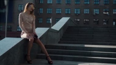 uzun saçlı ve gözlüklü bir telefon tutarak ile genç lüks kız