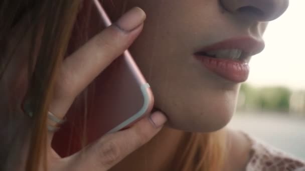 Primer plano de la mujer joven con labios rojos hablando de teléfono — Vídeos de Stock