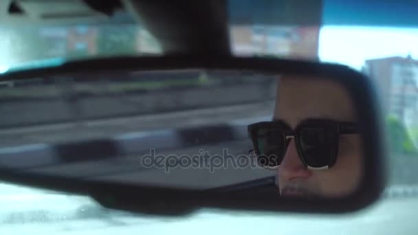 Mann im Auto fährt Blick aus Rückspiegel — Stockvideo