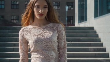 Kırmızı dudaklar ile büyüleyici genç iş kadını kameraya benziyor