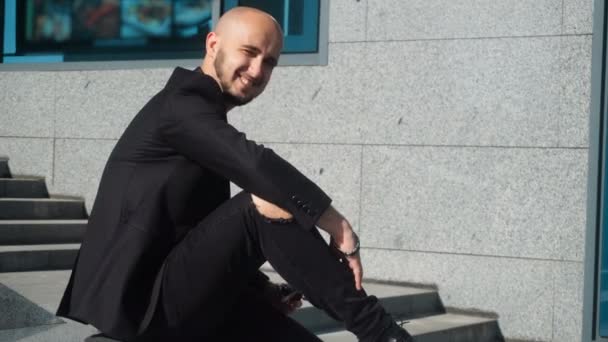 Happy young man smiling on camera and waering a black sunglasses — Stock Video