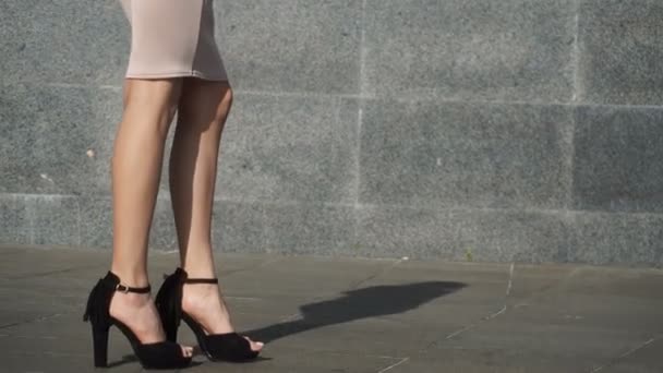 Chaude jeune blonde mince sur les talons hauts posant sur la caméra — Video